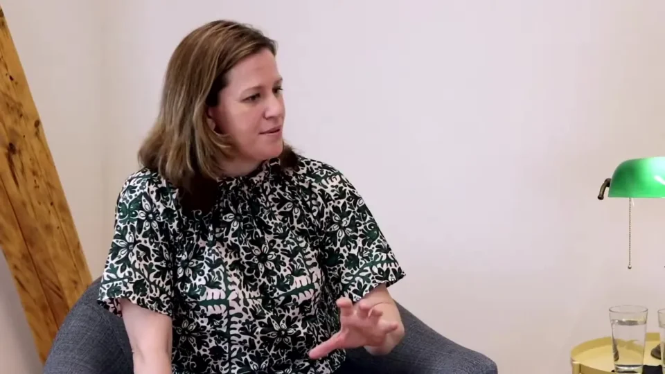 Amy Whitaker med intervjujem o umetnostnem trgu.